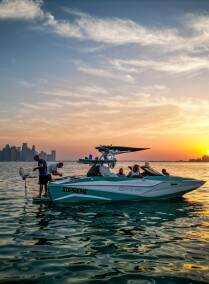 Surf'N Grill: Sunset Wakesurf Session including BBQ on the Boat