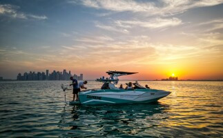 Surf'N Grill: Sunset Wakesurf Session including BBQ on the Boat
